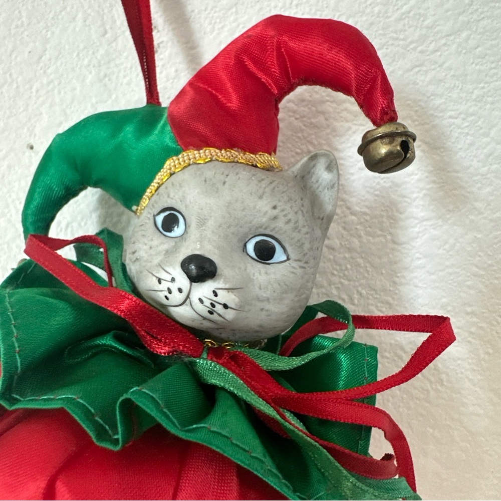 Vintage porcelain cat ornament: cat head jester harlequin mardi gras red /green - Picture 2 of 4